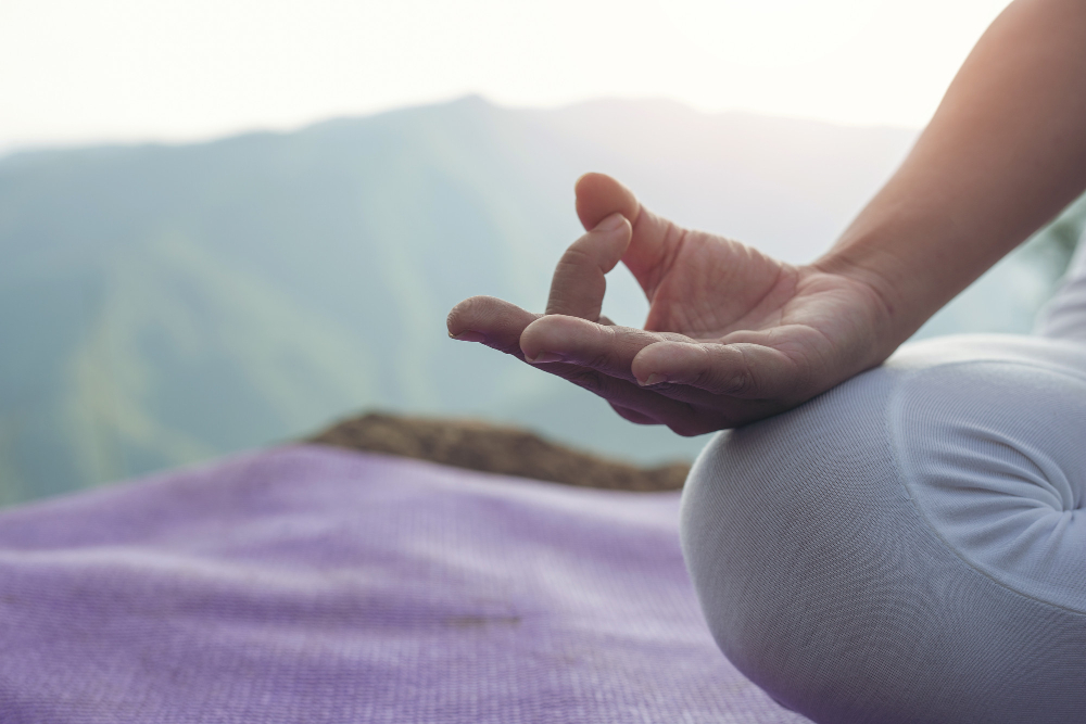 Celebrando el Solsticio de Verano y el Día Internacional del Yoga: Un Llamado a la Meditación