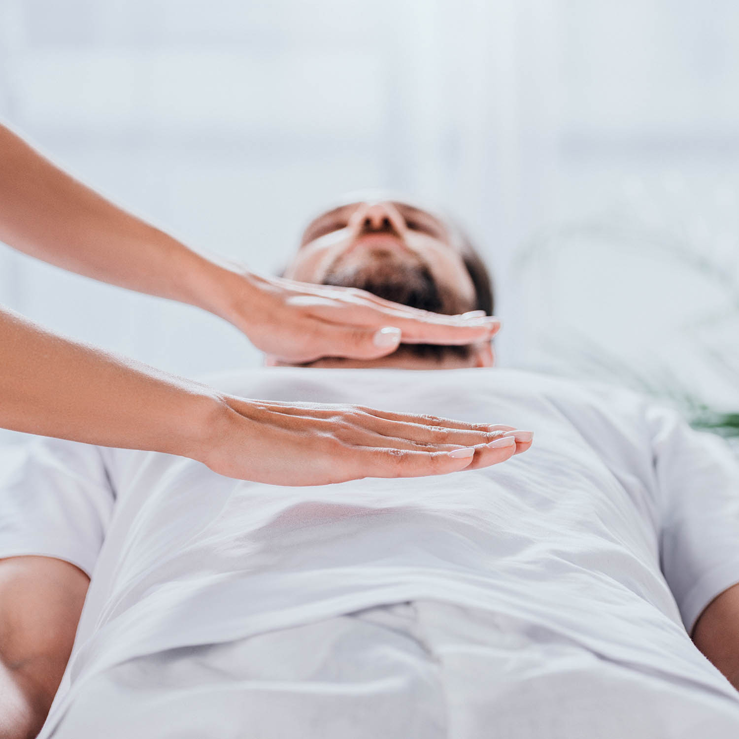 Más que Relajación: Cómo el Reiki Despierta tu Sanador Interior a través de la Energía Universal